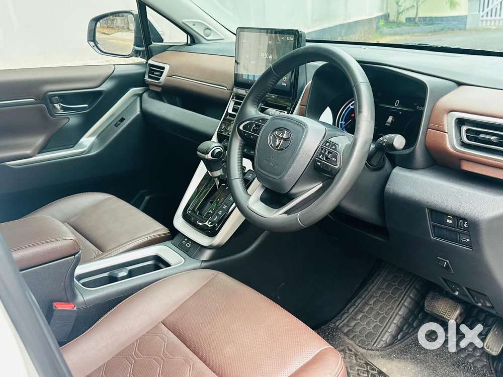 Toyota Innova Hycross