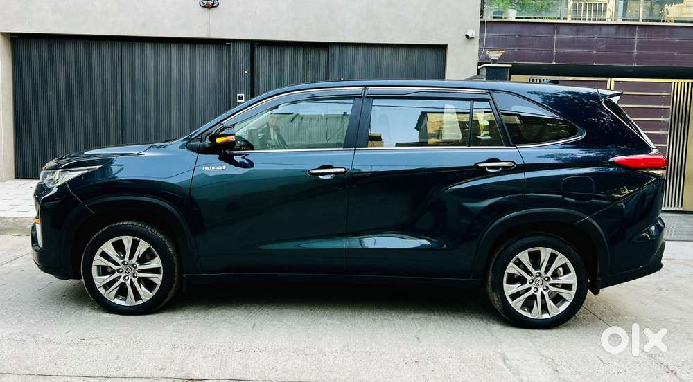 Toyota Innova Hycross