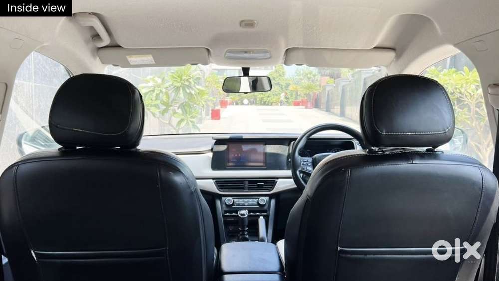 Mahindra Xuv700 Mx Petrol Mt 5 Str (e), 2023, Petrol
