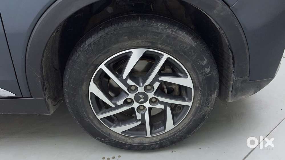 Mahindra Xuv300 1.2 W8 (o) Amt Petrol, 2023, Petrol