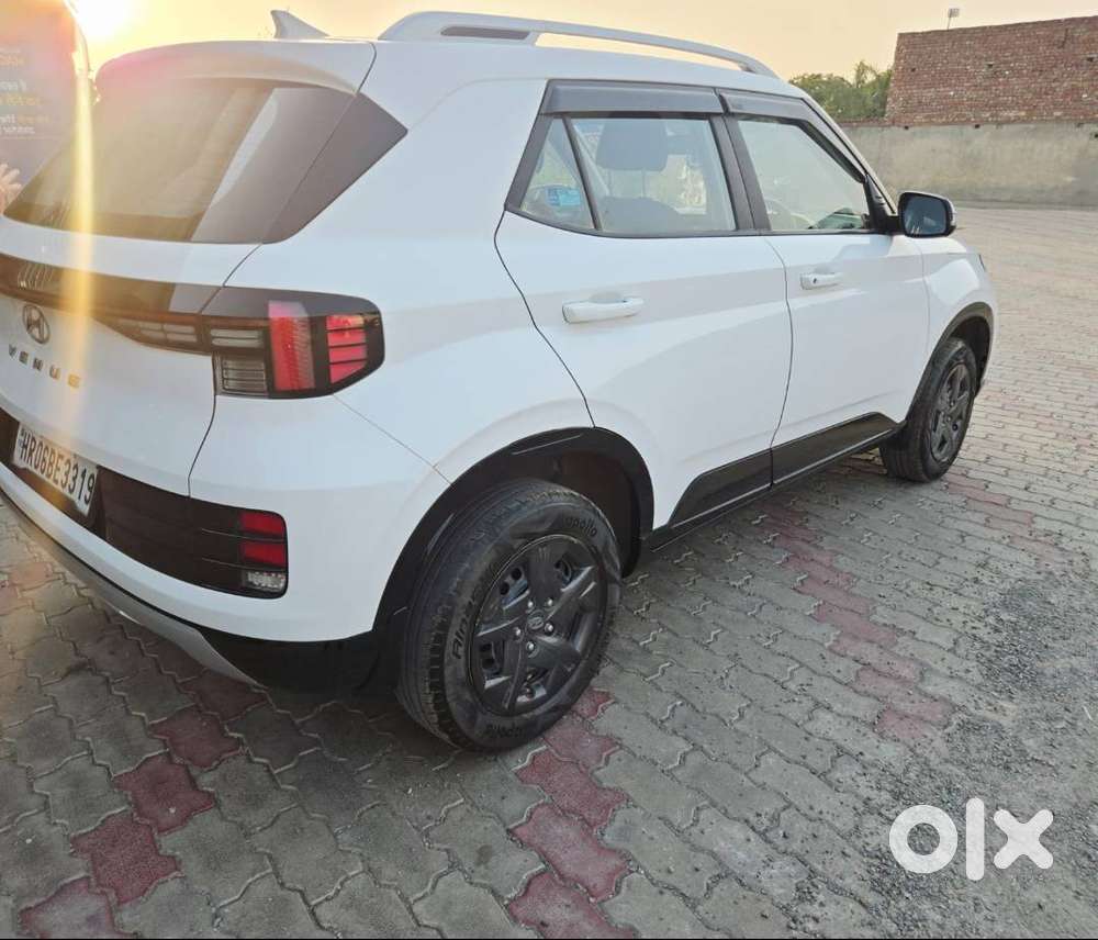 Hyundai Venue 2024 Petrol Well Maintained