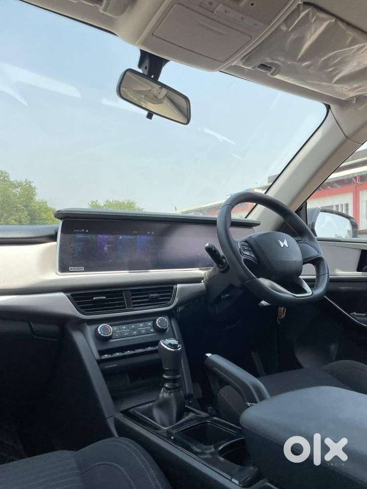 Mahindra Xuv700 2.0 Ax 5 Petrol Mt 7 Str, 2023, Petrol