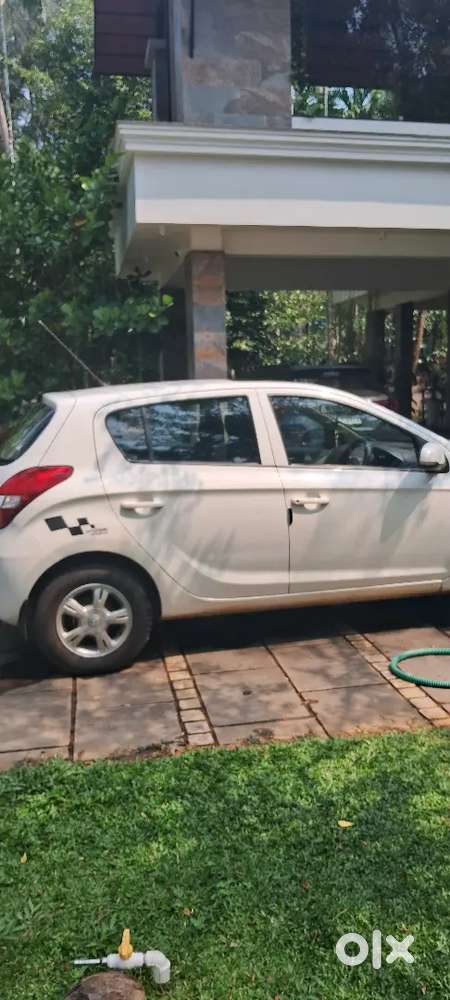 Hyundai I20 Asta Abs With Sunroof 2011