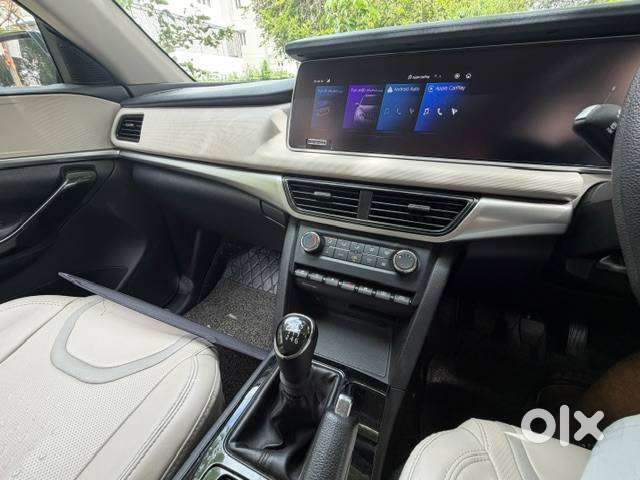 Mahindra Xuv700 Ax5 Diesel Manual 7-seater 2022  Single Owner