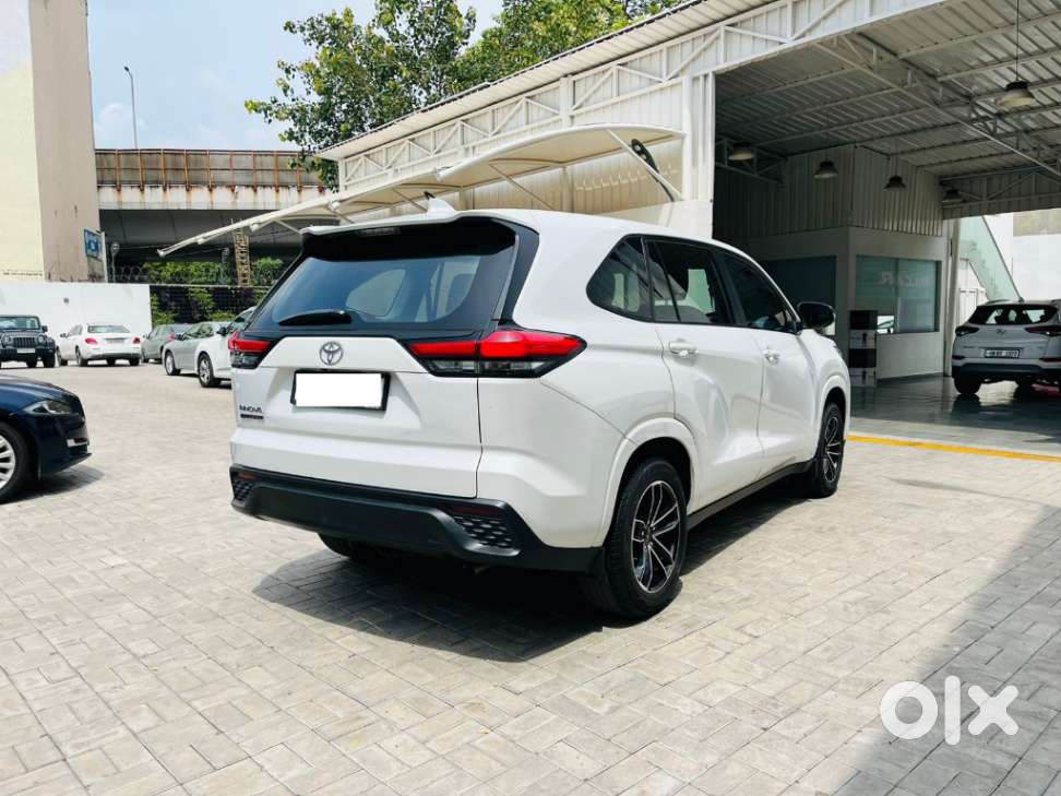 Toyota Innova Hycross