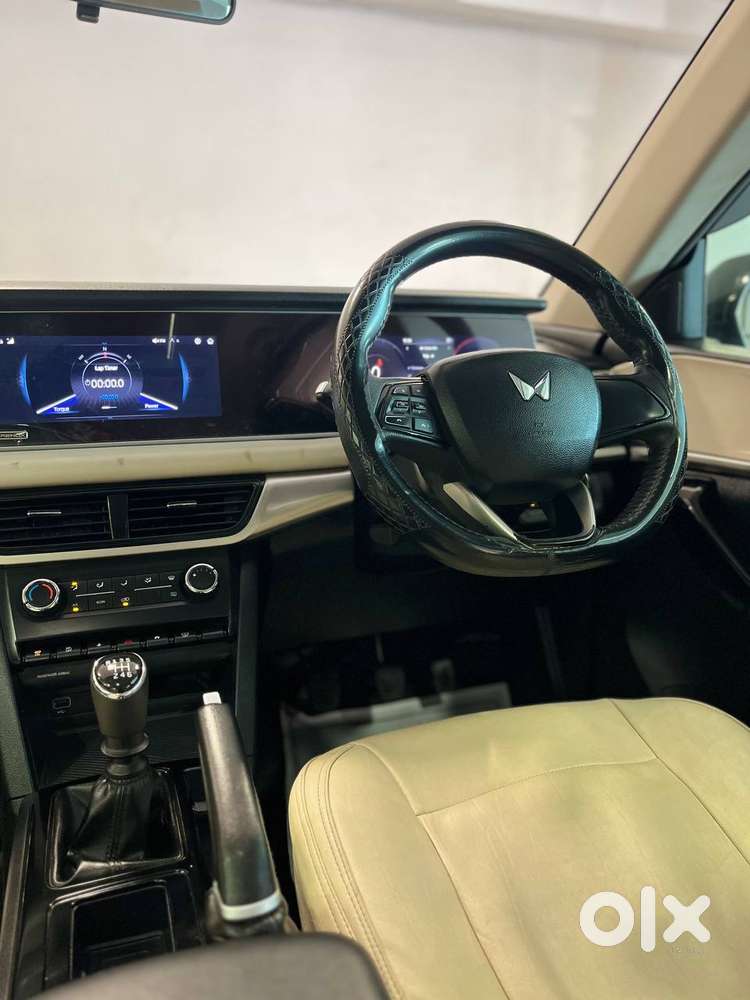 Mahindra Xuv700 2.0 Ax 3 Petrol Mt 5 Str, 2022, Petrol