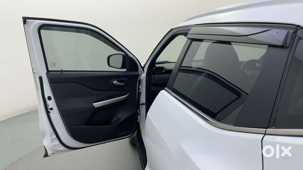 Nissan Magnite 1.0 Xv Premium, 2024, Petrol