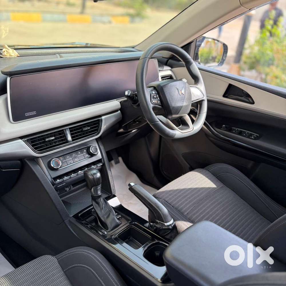 2021 Mahindra Xuv700 Ax5 Petrol Auto Sunroof Single Owner