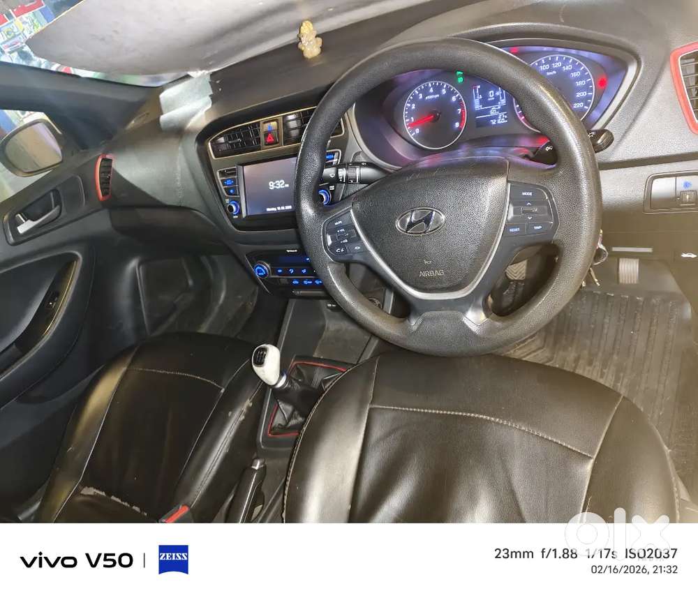 Hyundai Elite I20 Asta Top Model White Year 2018, Showroom Condition.