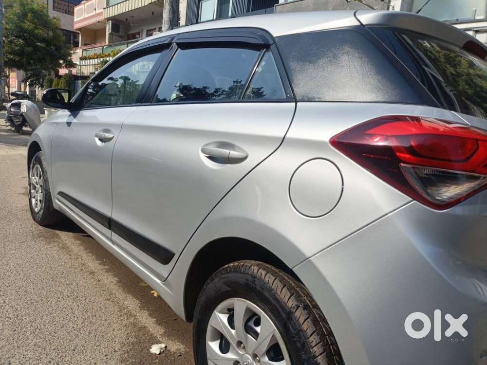 Hyundai I20 Sportz 1.2 Ivt Dual Tone, 2015, Cng & Hybrids