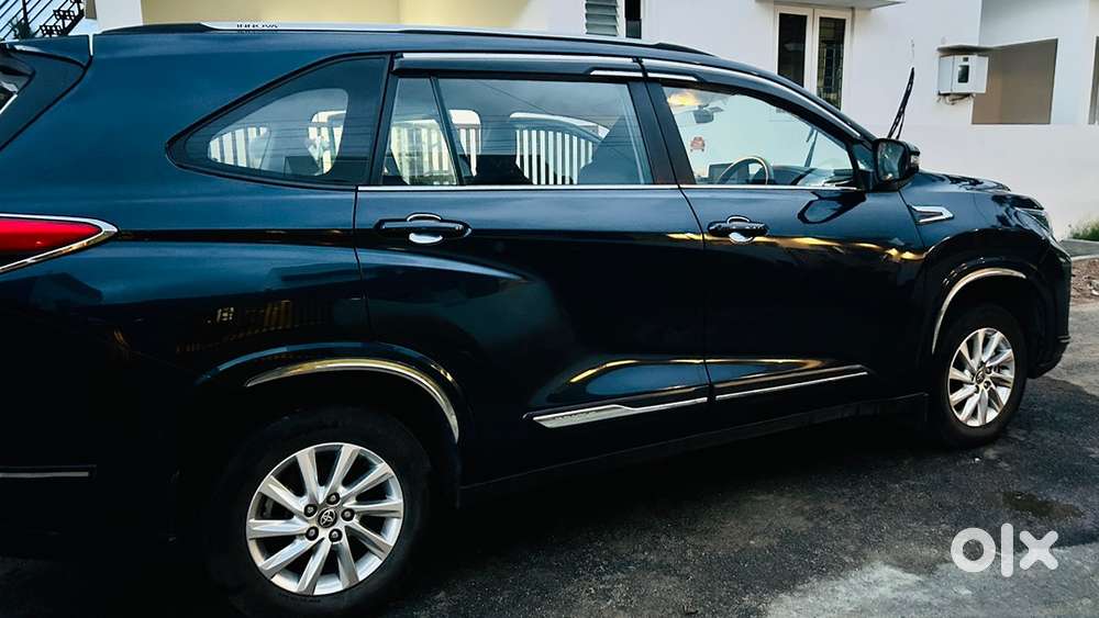Toyota Innova Hycross Petrol 2024