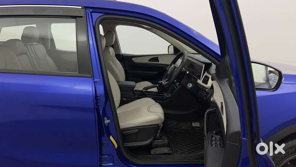 Mahindra Xuv700 2.0 Ax 5 Petrol Mt 7 Str, 2022, Petrol