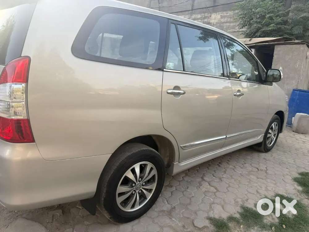 Toyota Innova (2.5 V) 2015-7-seater