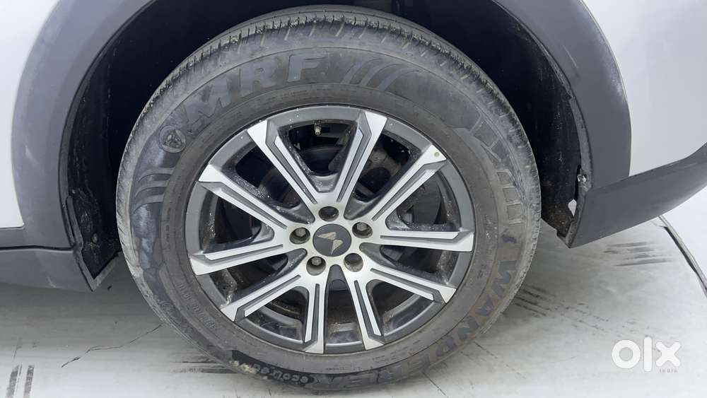 Mahindra Xuv700 2.0 Ax 7 Petrol Mt Str, 2021, Petrol