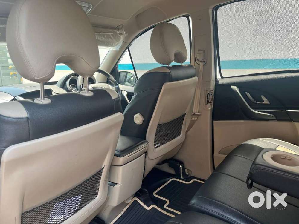 Mahindraxuv500(w6)-8yrs-diesel-manual