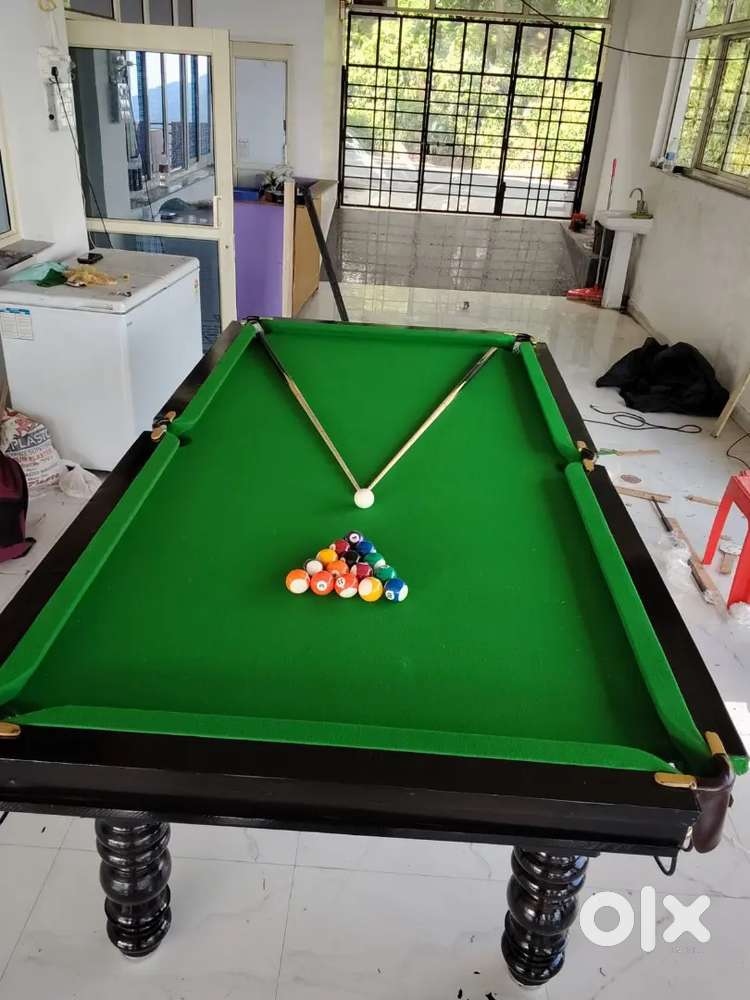 Pool table and snooker table