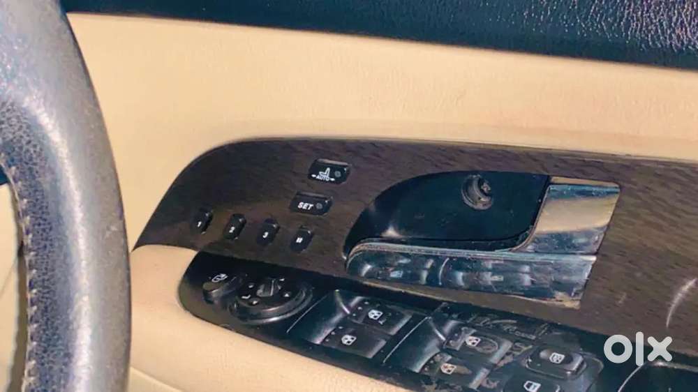 Rexton Mahindra Luxury Car 7 Seater Automatic