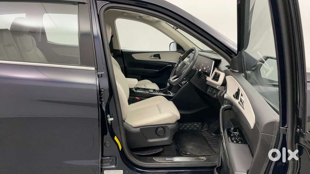Mahindra Xuv700 2.0 Ax 7 Petrol At Luxury Pack Str, 2025, Petrol
