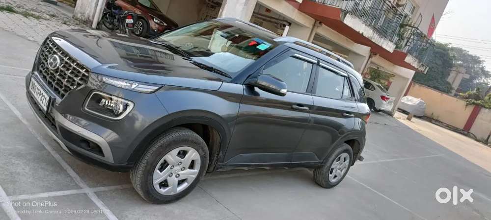 Hyundai Venue 2022 Petrol 11000 Km Driven