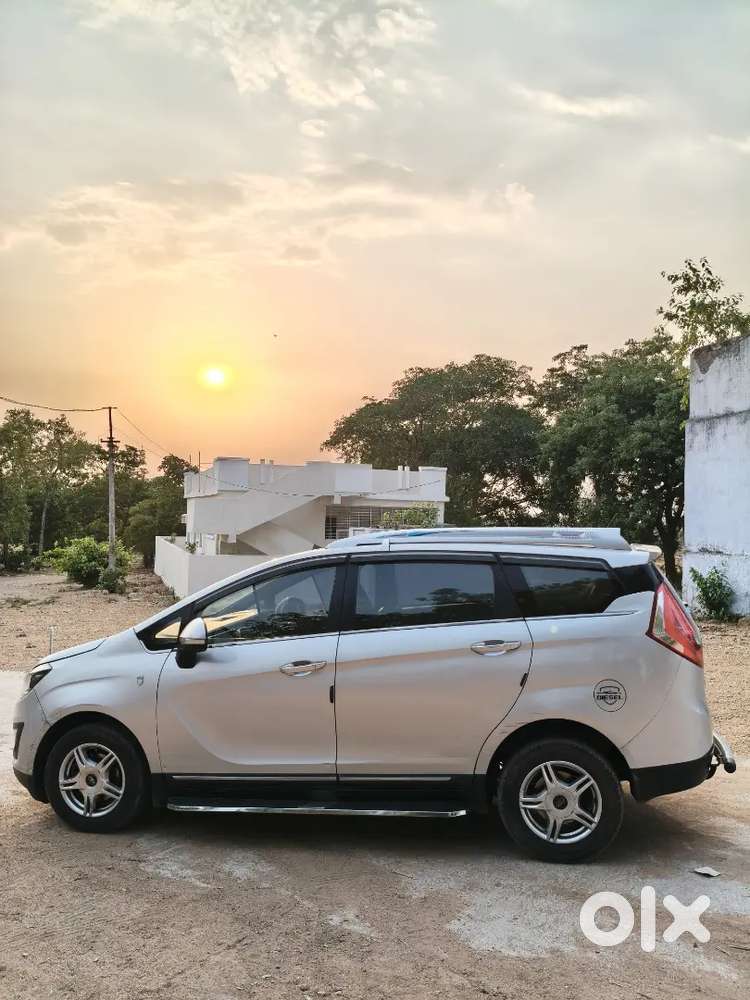 Mahindra Marazzo M6