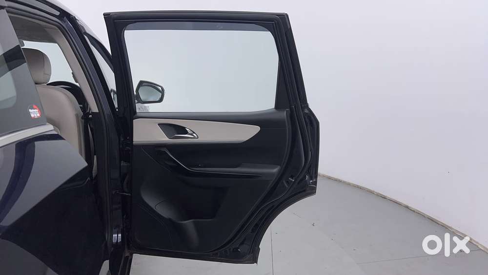 Mahindra Xuv700 2.2 Ax 7 Diesel At Luxury Pack Str Awd, 2023, Diesel