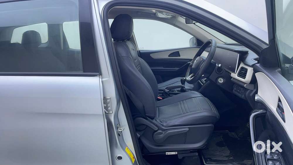 Mahindra Xuv700 2.0 Ax 5 Petrol Mt Str, 2021, Petrol