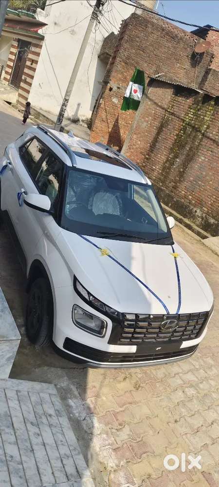 Hyundai Venue 2025 Petrol 5500 Km Driven