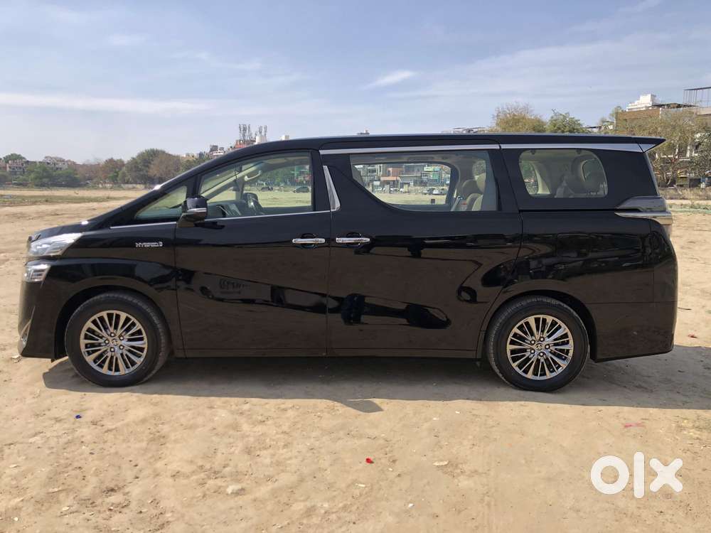 Toyota Vellfire 2.5 Executive Lounge, 2023, Cng & Hybrids