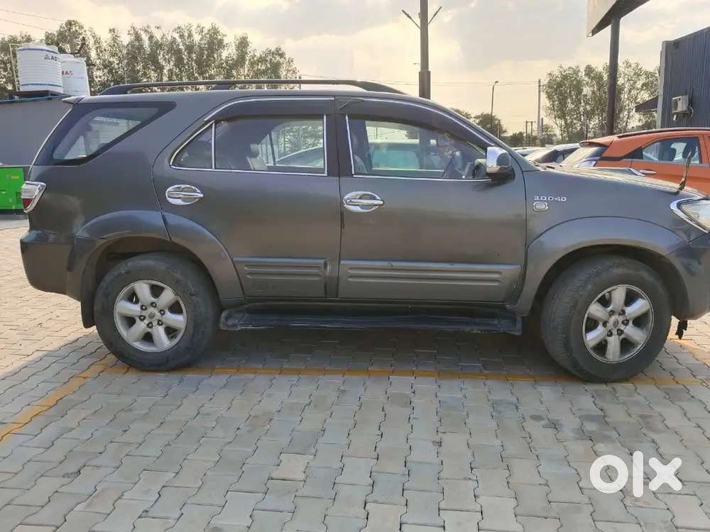 Toyota Fortuner 4x4 Manual (2011). Strong Engine, Excellent Road Pres