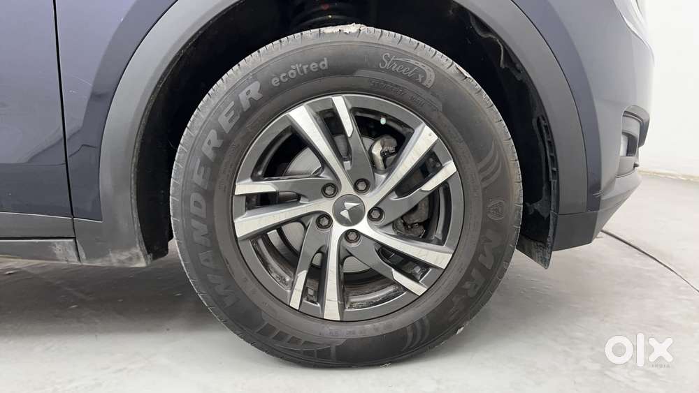 Mahindra Xuv700 2.0 Ax 5 Petrol Mt 7 Str, 2022, Petrol