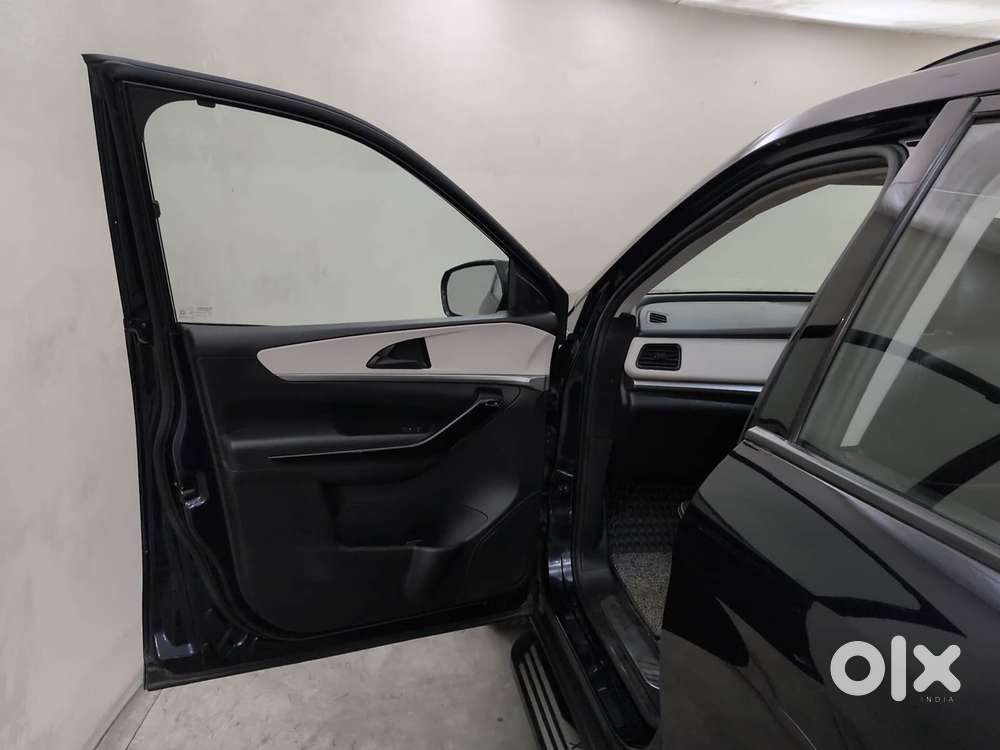 Mahindra Xuv700 2.2 Ax 5 Diesel At Str, 2024, Diesel