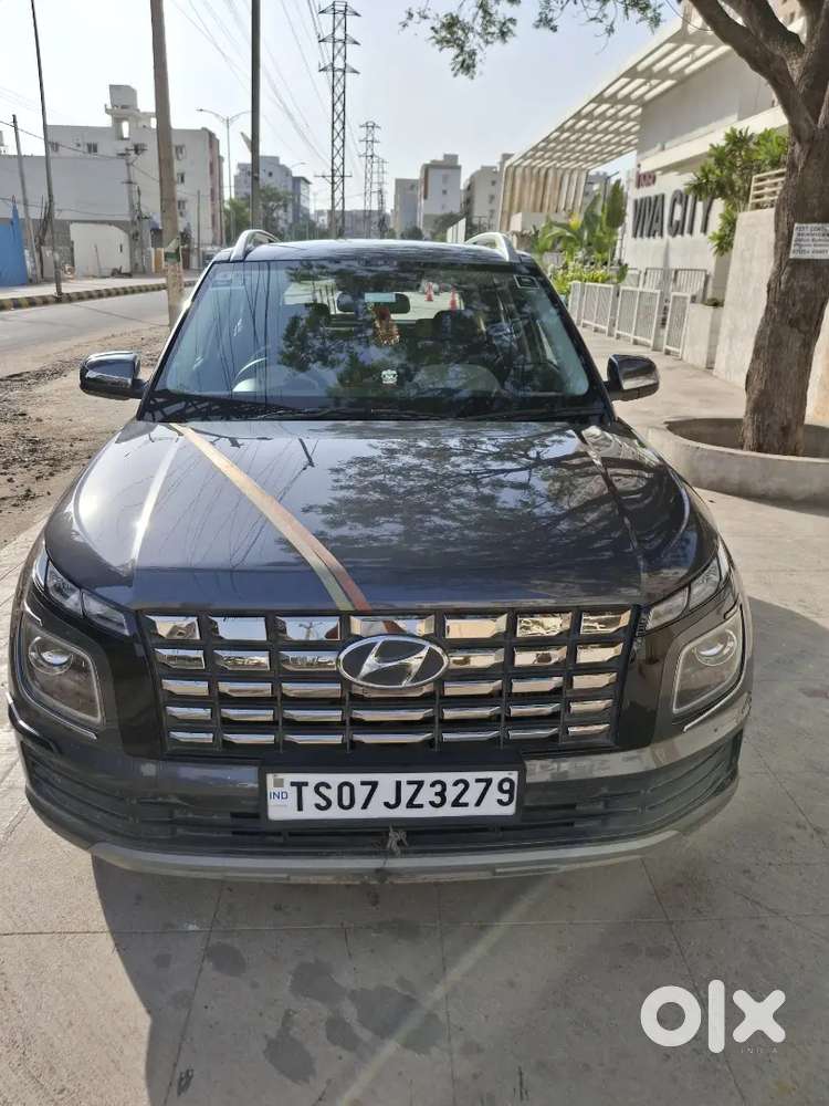 Hyundai Venue 2023 Petrol 19700 Km Driven