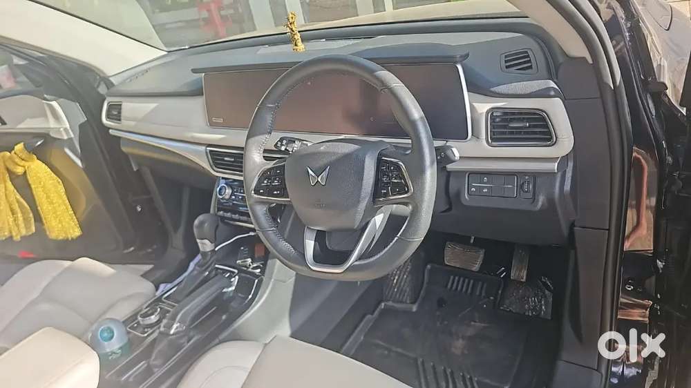 Mahindra Xuv700 2025 Petrol 5000 Km Driven