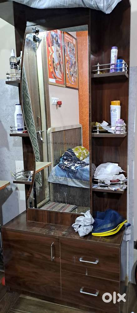 DRESSING TABLE