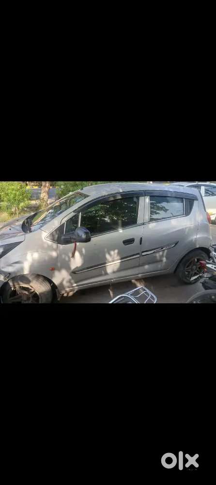 Chevrolet Beat 2015 Ls Petrol Base Model Se Upar Ka Variant Hai