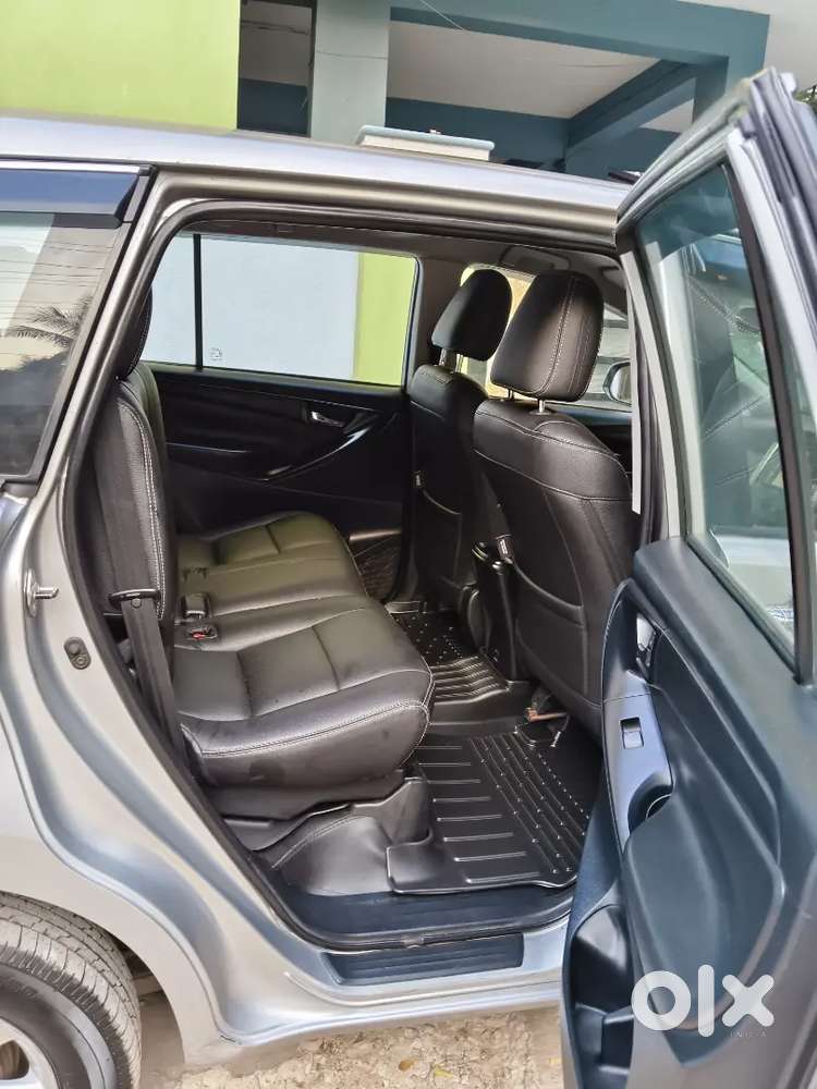 Toyota Innova Crysta 2.4g 2018 Yellow Bord