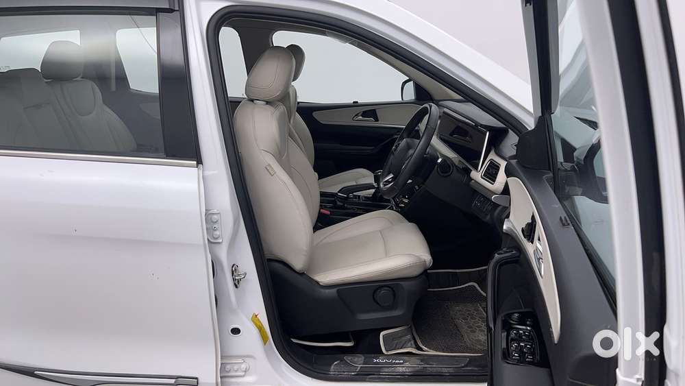 Mahindra Xuv700 2.0 Ax 7 Petrol Mt Str, 2022, Petrol