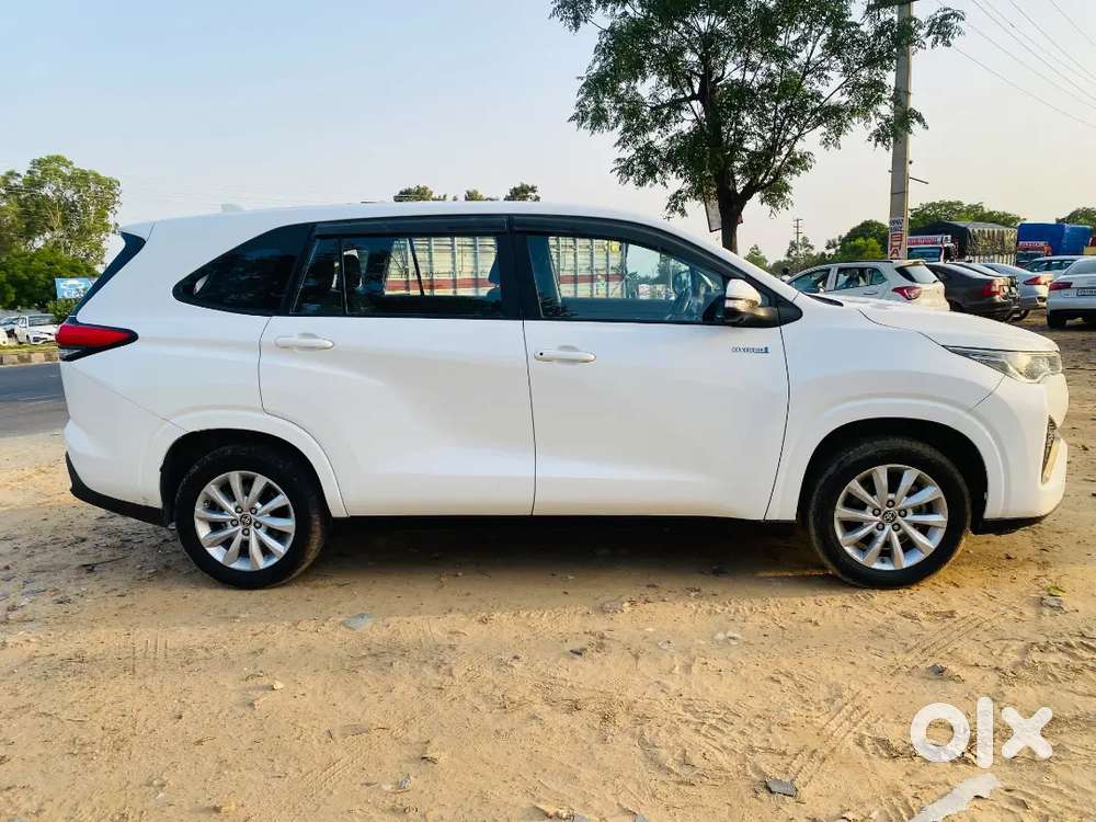 Toyota Innova Hycross 2023 Petrol 80000 Km Driven