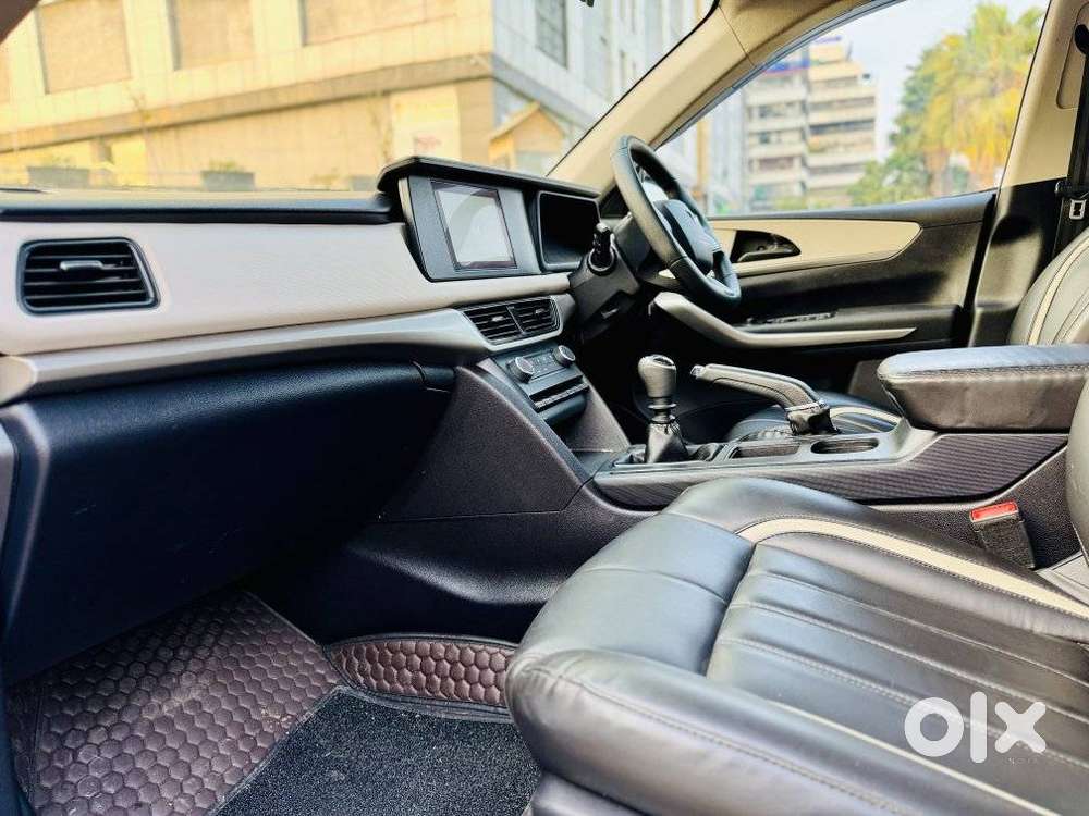 Mahindra Xuv700 2.0 Mx Petrol Mt 5 Str, 2023, Petrol