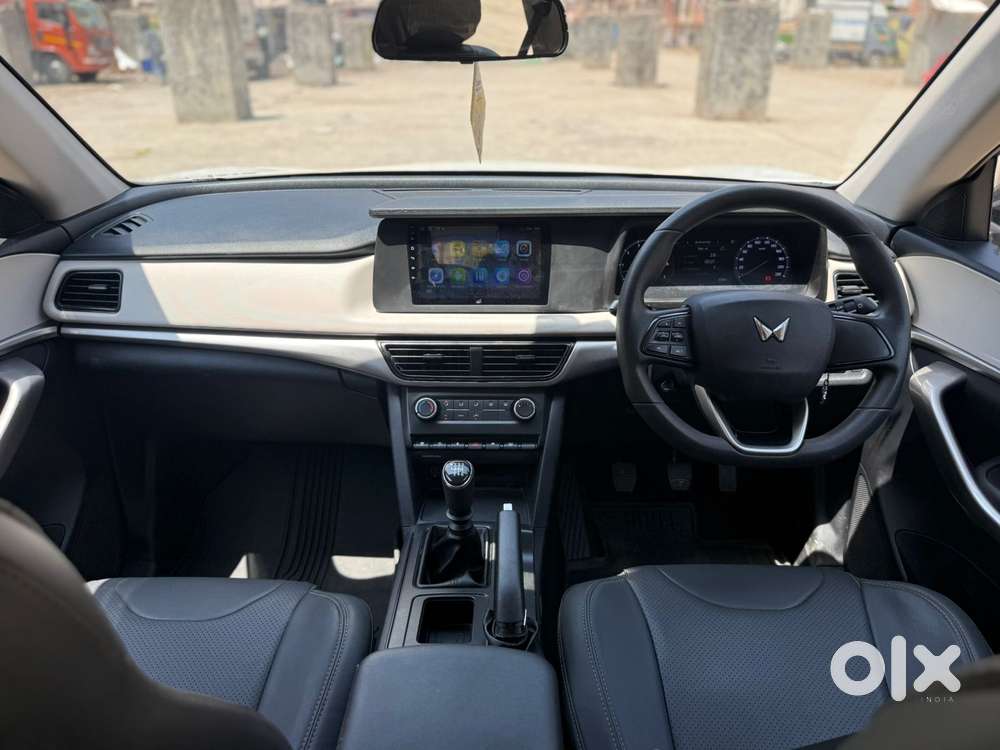 Mahindra Xuv700 2.0 Mx Petrol Mt 5 Str, 2022, Petrol
