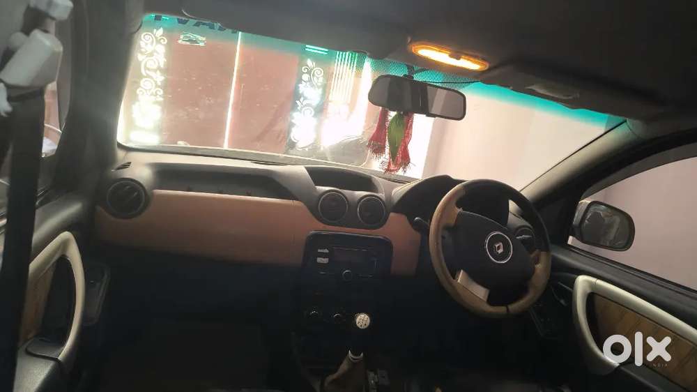 Renault Duster 2014.big Black Alloy Tire.  Dl Number