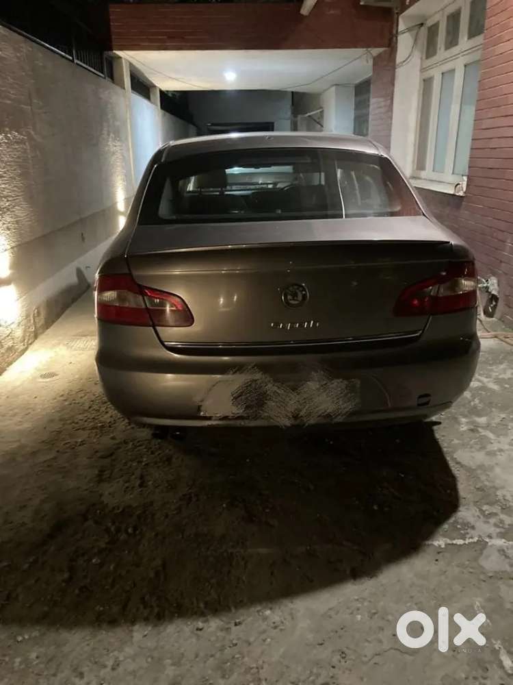 Skoda Superb 2011 Petrol 85000 Km Driven