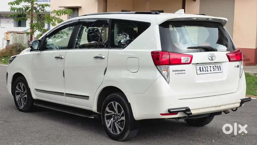 Innova Crysta 2.4 V Mt 8 Str 2021