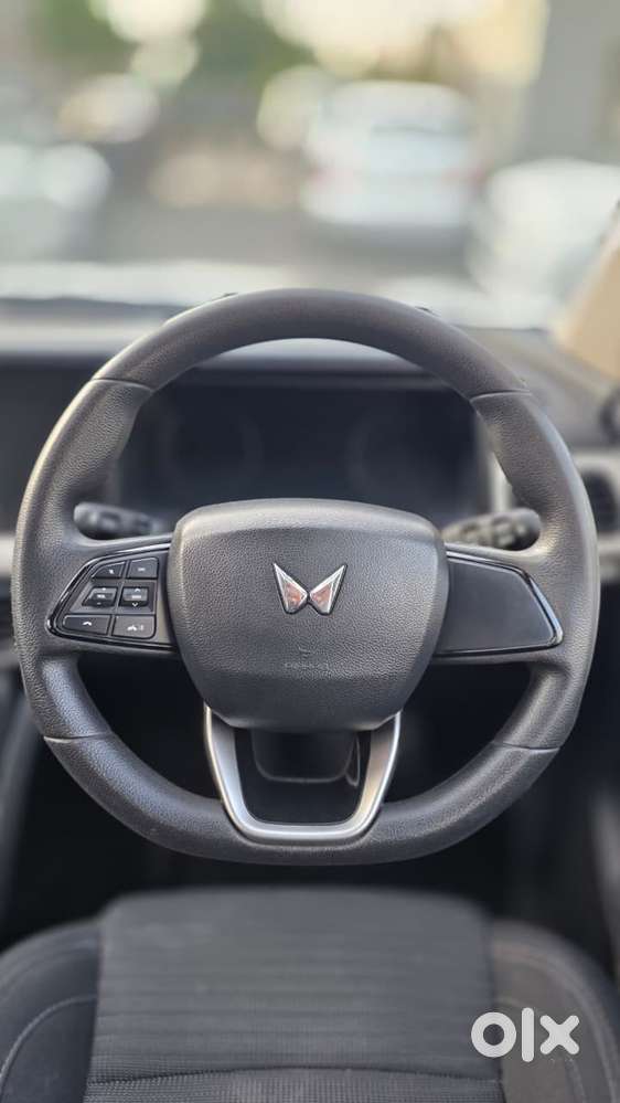 Mahindra Xuv700 2.0 Mx Petrol Mt 5 Str, 2022, Petrol