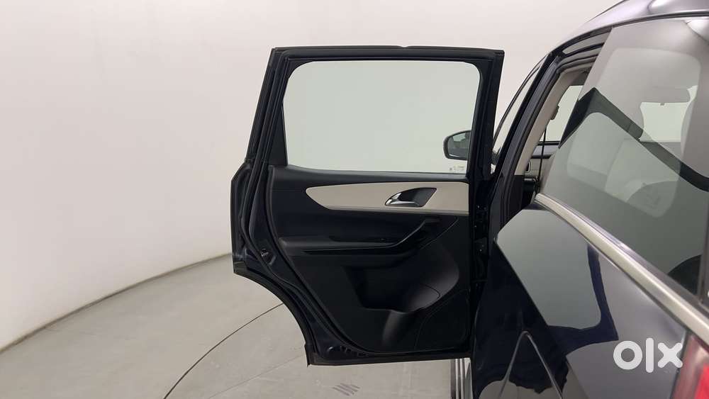 Mahindra Xuv700 2.2 Ax 7 Diesel At Luxury Pack Str, 2022, Diesel