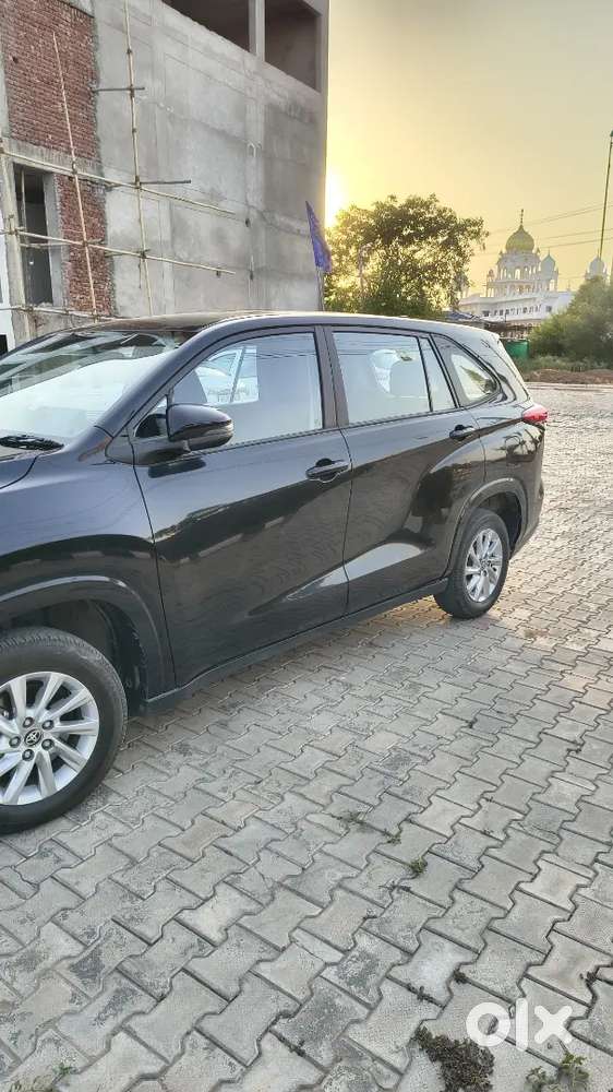 Toyota Innova Hycross 2024 Petrol Well Maintained