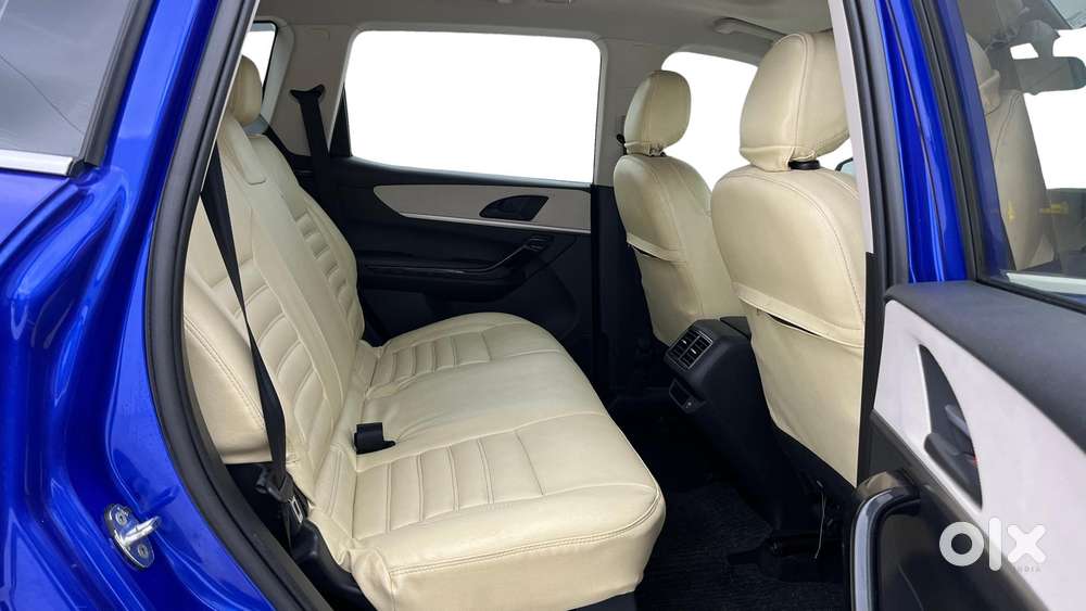 Mahindra Xuv700 2.0 Ax 5 Petrol Mt Str, 2022, Petrol