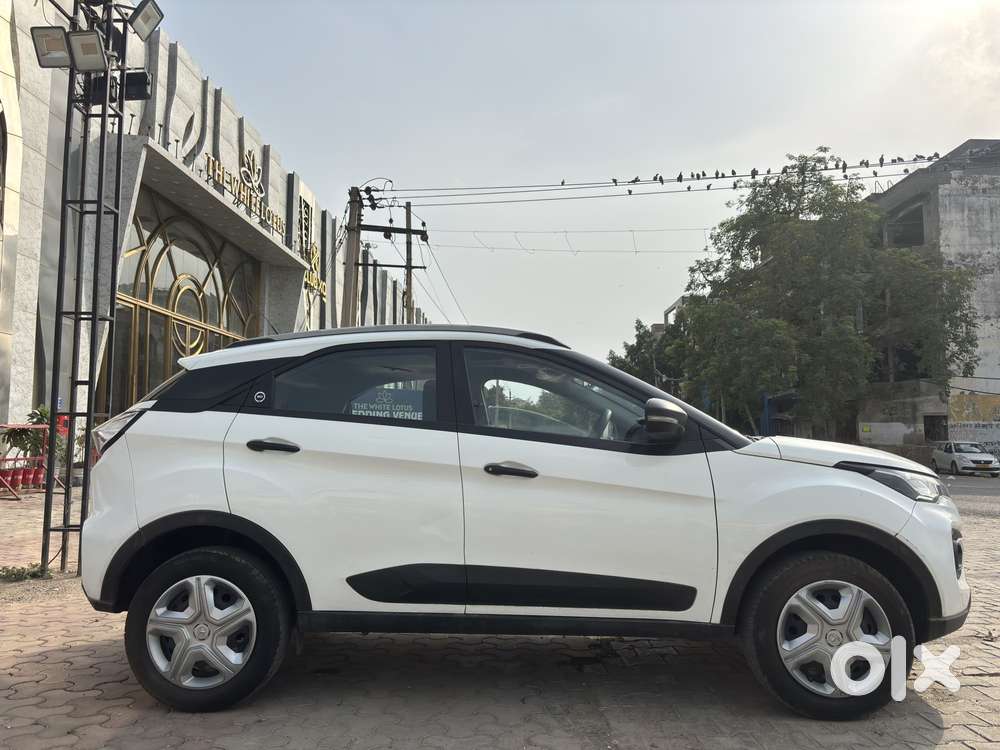 Tata Nexon 1.2 Revotron Xma Amt (s), 2023, Cng & Hybrids