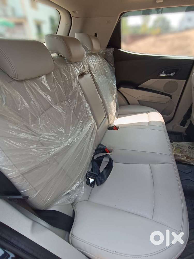 Xuv300 W8(o) Turbo  Aug 2022  7.8k Km  Imt  Top Model  Like New