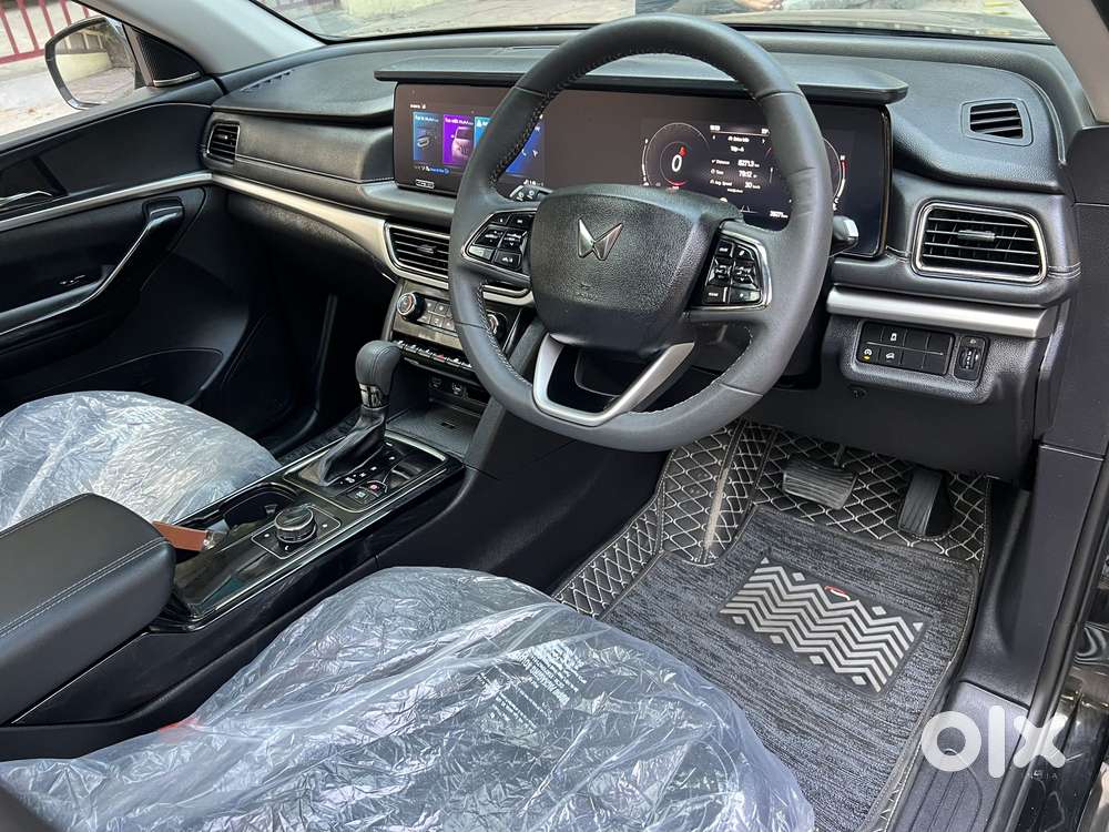 Mahindra Xuv700 2.2 Ax 7 Diesel At Luxury Pack Str, 2025, Petrol